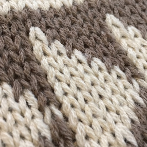 Neutral colored woven Infiniti scarf - Picture 5 of 5